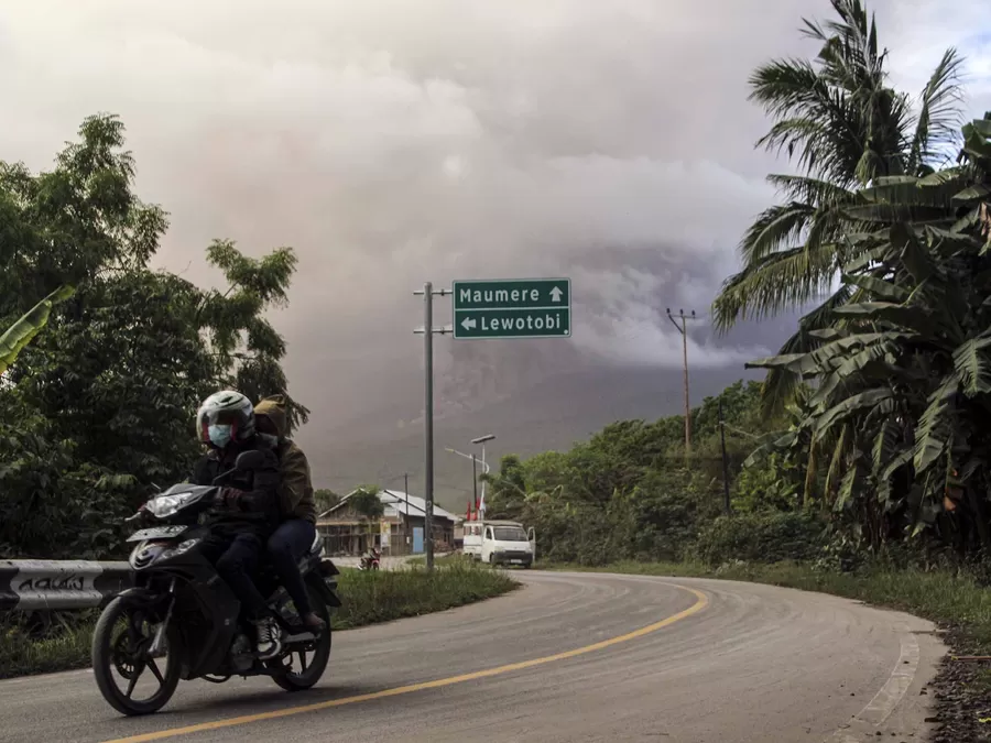 Gunung Lewotobi Erupsi Status Level Menjadi Awas