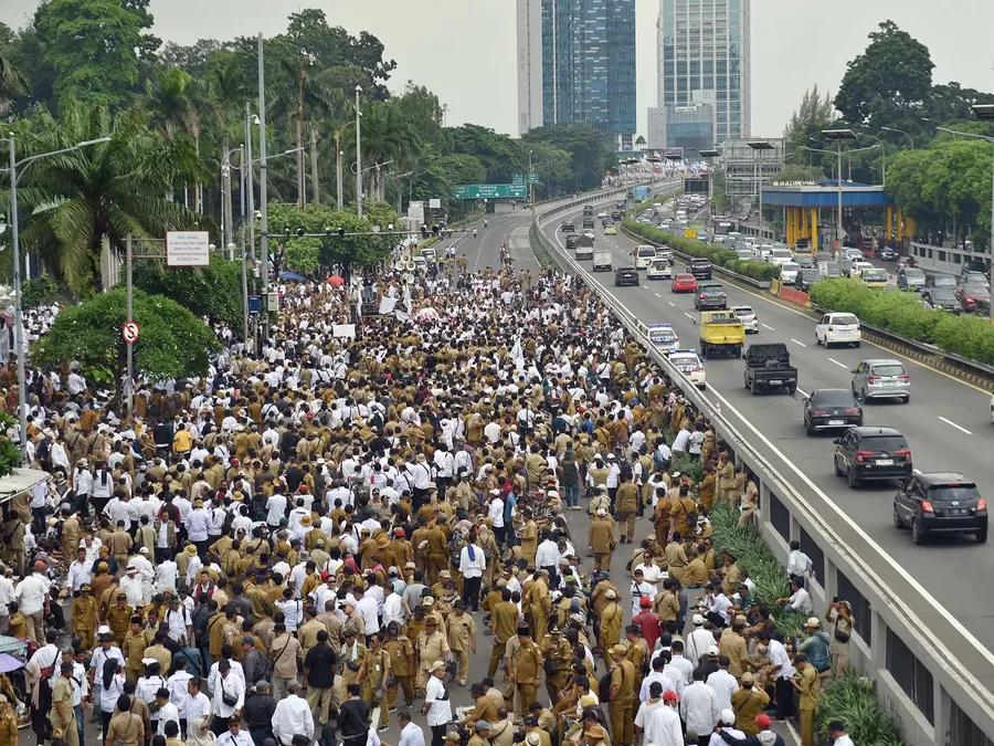 Aksi APDESI Tutup Akses Jalan Di Depan Gedung DPR