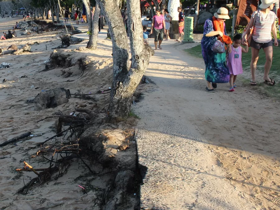 Terjangan abrasi di Pantai Selagan Nusa Dua beberapa waktu lalu. Ban kini sudah diperbaiki