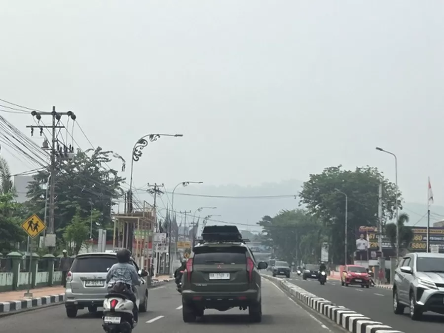 Kabut asap menyelimuti Kota Padang, Rabu (7/10/2026). (Foto: Hai Padang)