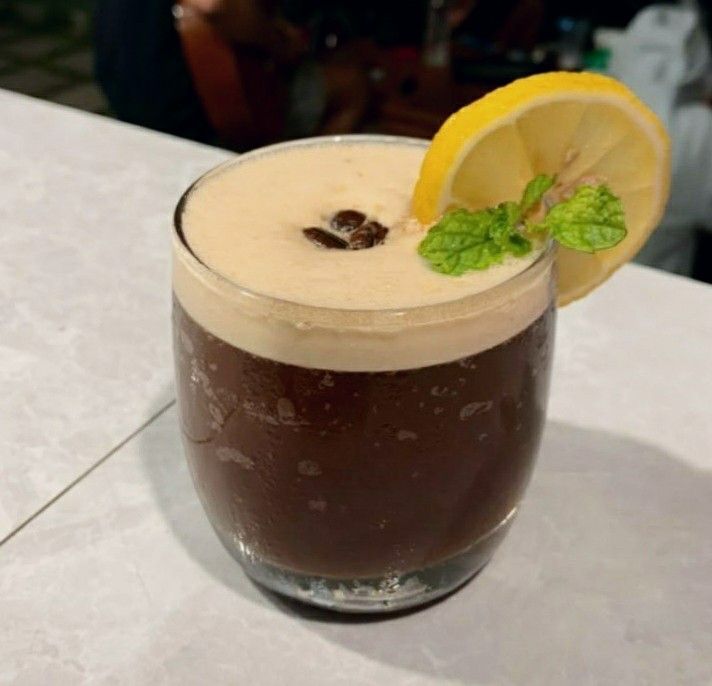 Minum Lotsee Kopi Campur Arak dari Manual Brew Coffee Bar ala