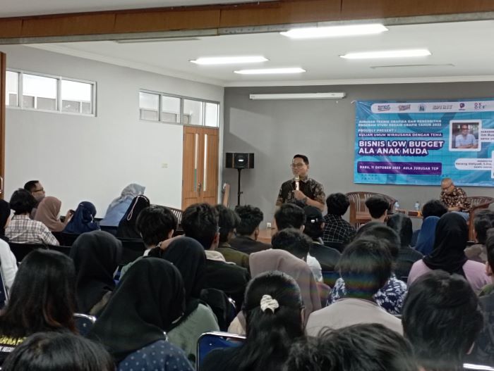 Iim Rusyamsi, Ketua OK OCE Bocorkan Rahasia Sukses Bisnis Low Budget Anak Muda di Politeknik Negeri Jakarta