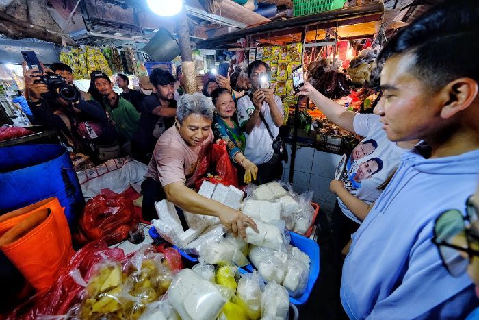 Selepas Debat, Gibran Langsung Blusukan Di Pasar Induk Kramat Jati ...