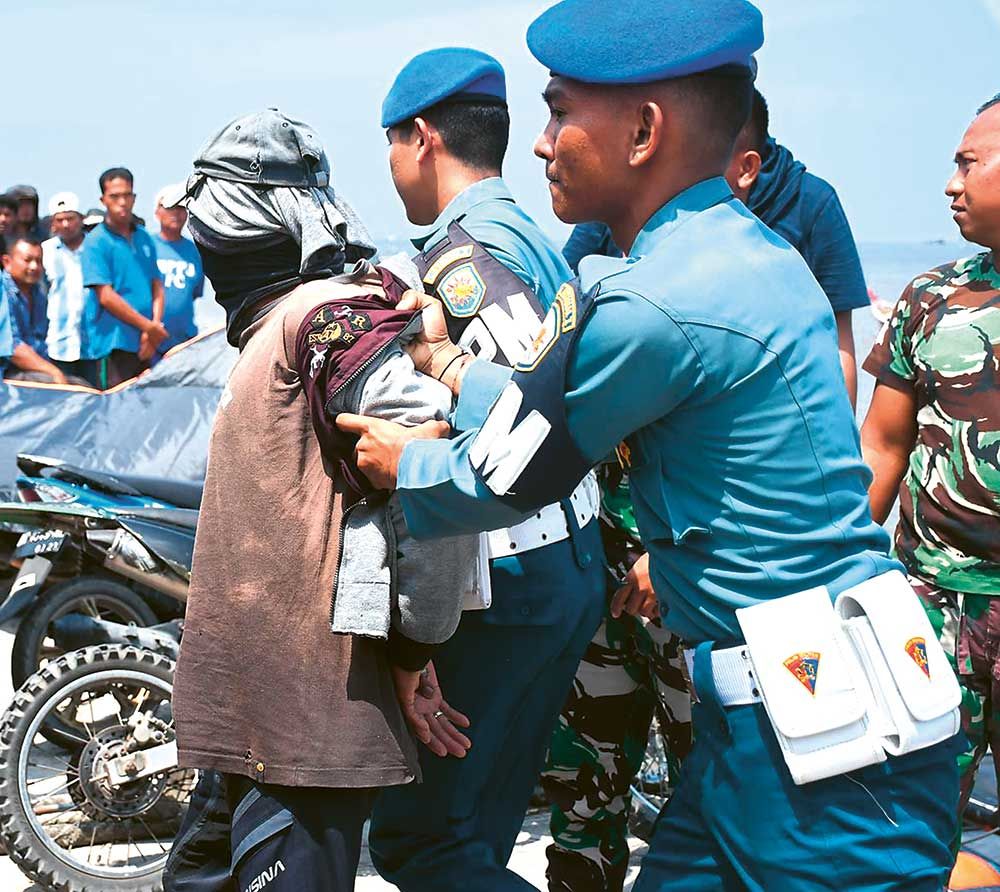 Tangkap Sampan Di Perairan Kembilik, TNI-AL Gagalkan Penyelundupan 4 Kg ...