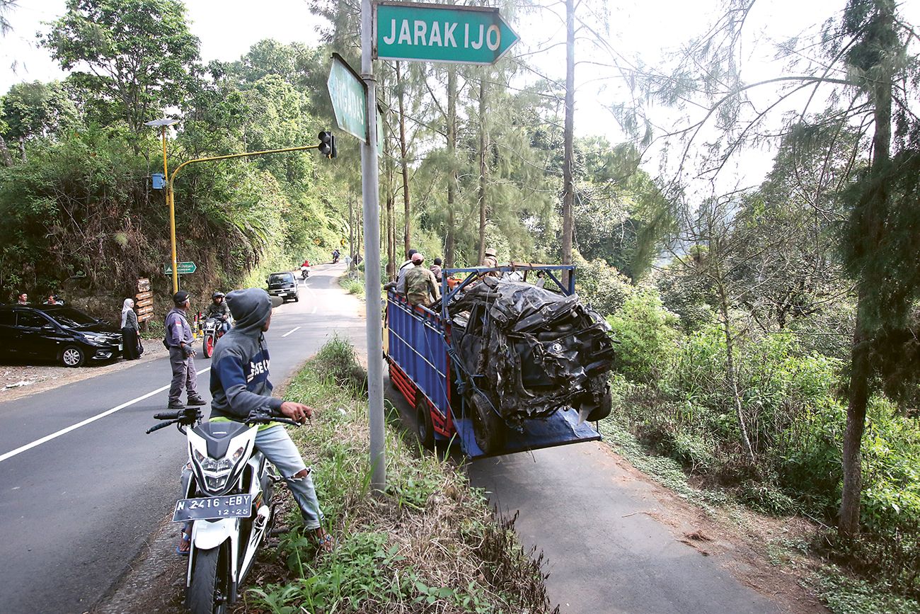 Pulang Antar Rombongan Pengantin Di Lumajang, Toyota Fortuner Disopiri ...