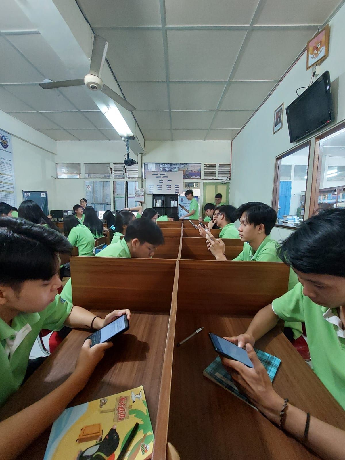 Kelas XII IPS A SMA Santo Paulus Pontianak: Membangun Literasi Digital ...