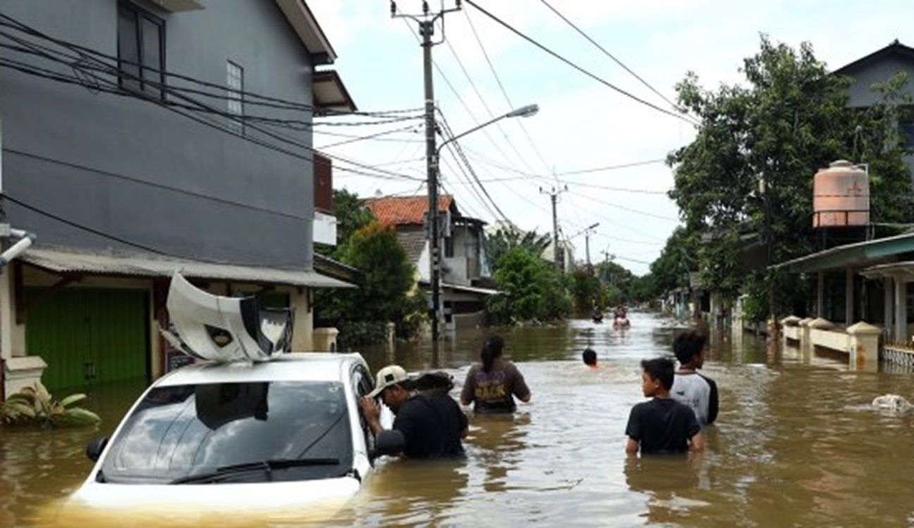 Air Sungai Meluap Di TANGSEL Menggenangi Banyak Perumahan, Ini Daftar ...