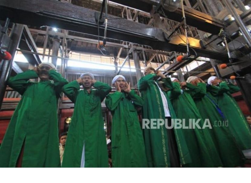 Tradisi Adzan Pitu di Masjid Sang Cipta Rasa, Cirebon.