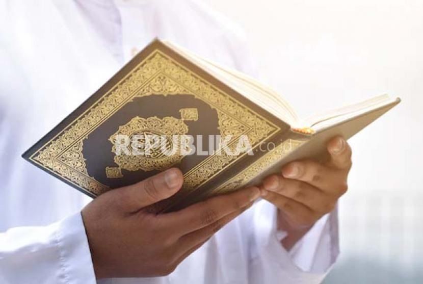 Membaca Alquran. Membaca Surah Al Kahfi pada Hari Jumat punya keutamaan yang dahsyat.