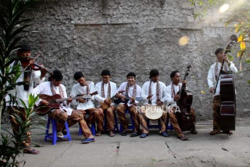 Keroncong Tugu. Musik Keroncong Tugu dari Kampung Tugu, Jakarta Utara, masih lestari hingga generasi ke-10.