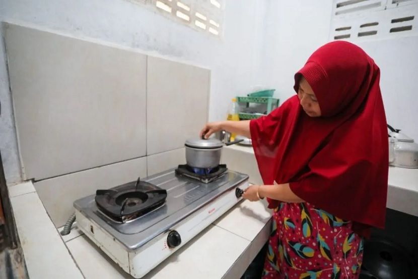 Warga Desa Rajek, Grobogan, memanfaatkan gas rawa untuk memasak.