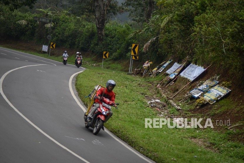 Ilustrasi tikungan tajam. Pengendara yang melewati tanjakan Alas Guwo Manik di Desa Kedungjati, Kecamatan Grobogan, punya tradisi melempar koin untuk menghormati Watu Gethuk.