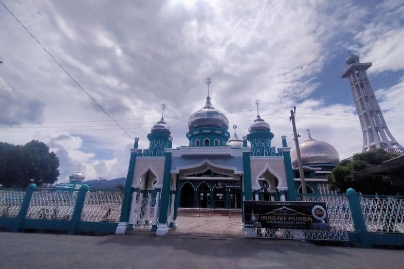 Masjid Besar Quba Bebesen didirikan Habib Syarif, seorang ulama asal Mekkah, Arab Saudi sejak tahun 1700 atau awal 1800 Masehi.