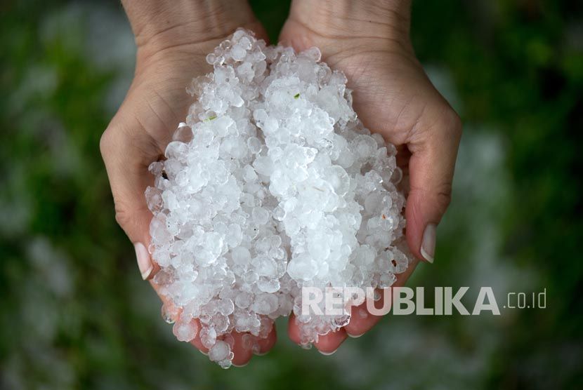 Hujan es. Ratusan rumah dilaporkan rusak akibat hujan es disertai angin kencang di Kabupaten Sragen, Jawa Tengah, Sabtu (23/10/2023) petang.