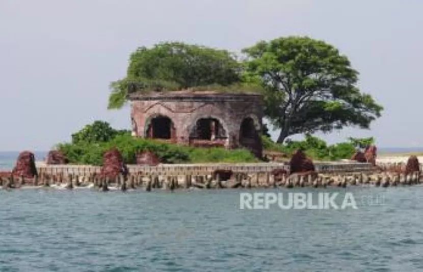 Benteng Martello di Pulau Kelor, Kepulauan Seribu. Benteng Martello yang dibangun pada abad ke-18 menjadi salah satu lokasi syuting film Petualangan Sherina 2.