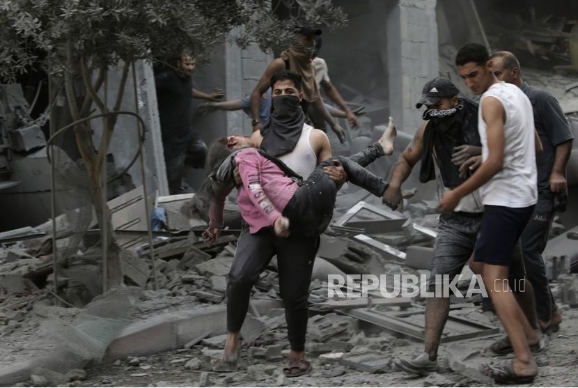 Warga Gaza, Palestina menjadi korban serangan militer Zionis Israel.