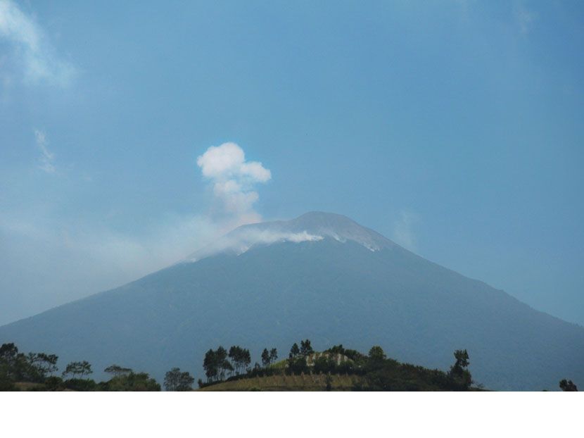 Gunung Slamet batuk-batuk. Peningkatan aktivitas vulkanik Gunung Slamet tidak memengaruhi kunjungan wisatawan ke Baturraden.