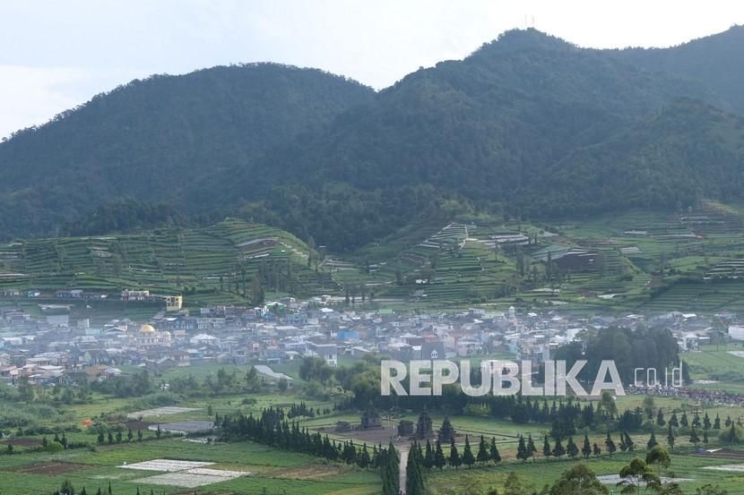 Wilayah Wonosobo. Warga Wonosobo melestarikan tradisi Tenongan Laku Sikramat atau Tenongan Nyadran ke makam Sunan Puger.