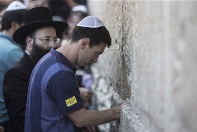 Lionel Messi memakai Kipah, topi umat Yahudi saat mengunjungi Tembok Ratapan di Yerusalem. Topi Yahudi menjadi bahan humor Gus Dur saat bertemu Presiden Israel, Shimon Perez.