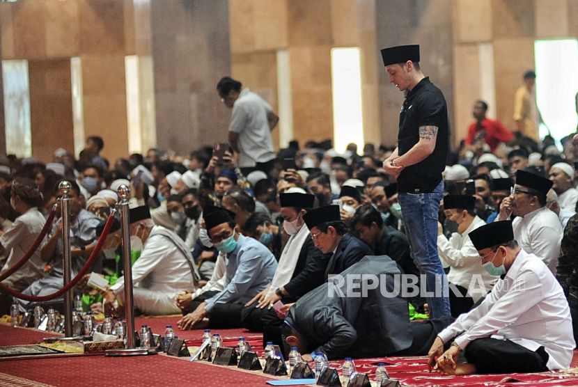 Mesut Oziel Sholat Jumat di Masjid Istiqlal. Setiap Muslim diwajibkan menunaikan Sholat Jumat di masjid, sementara perempuan disarankan sholat di rumah.