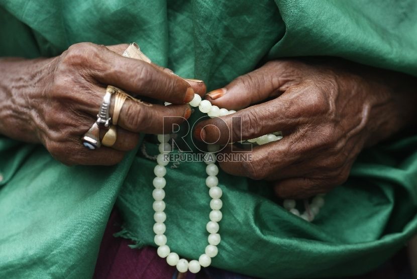 Berdzikir. Setiap pagi umat Islam dianjurkan untuk membaca dzikir agar mendapatkan keberkahan dari Allah.