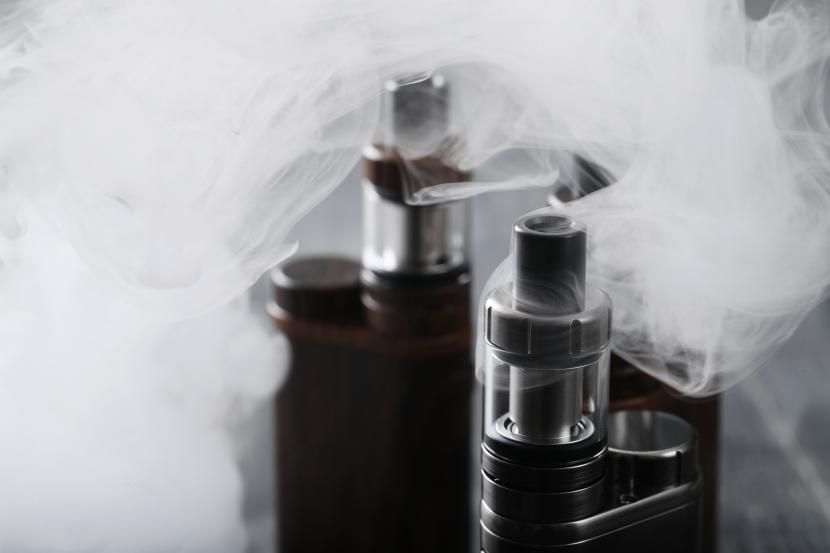 Vape. Rokok elektronik alias Vape disebut lebih sehat daripada rokok tembakau. Anggapan itu pun dibantah dokter spesialis paru.