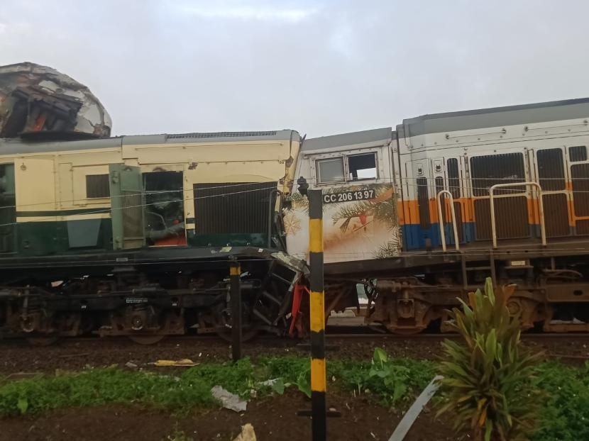 Dua kereta api bertabrakan di Cicalengka, Bandung, Jumat (5/1/2023).