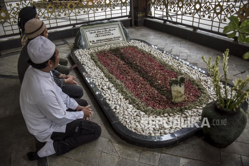 Makam Gus Dur. Makam Gus Dur di Pesantren Tebuireng, Jombang, dipadati peziarah yang menghadiri acara Haul ke-14 Gus Dur, Sabtu (6/1/2024) malam.