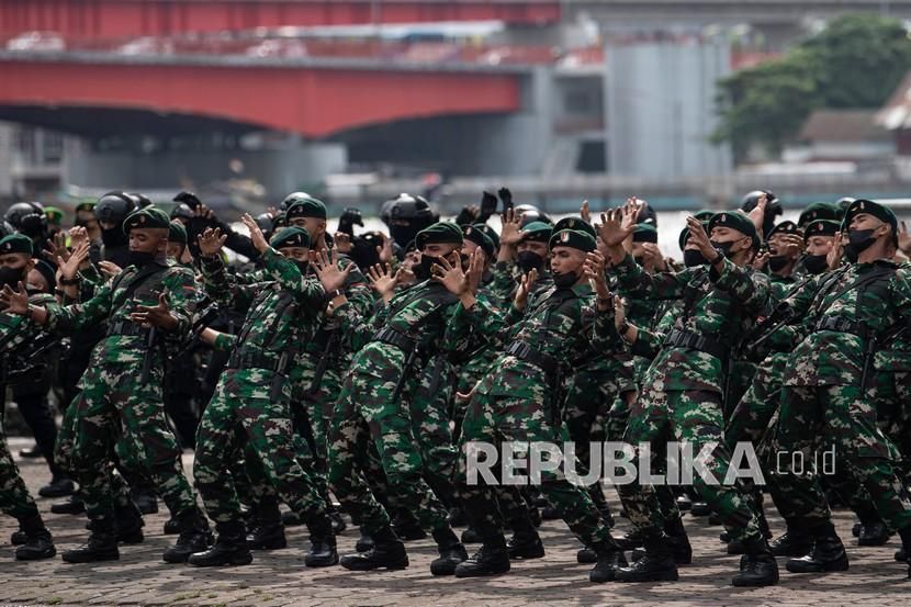 Prajurit TNI. Militer Indonesia berada di peringkat ke-13 yang terkuat di dunia.