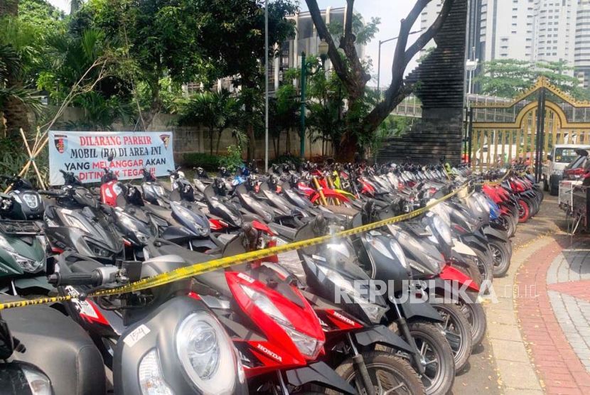 Motor Bodong. Ratusan kendaraan bodong atau curian disimpan di gudang TNI di Sidoarjo.