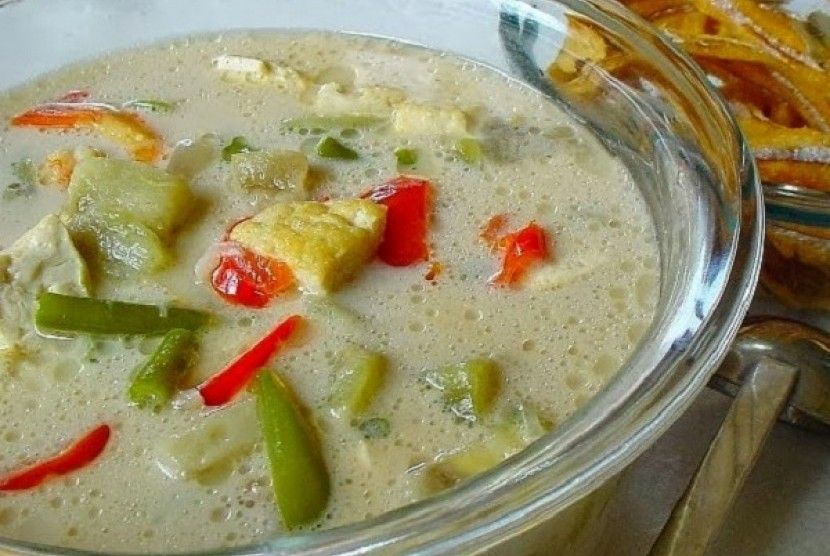 Sayur Lodeh. Sayur Lodeh dipercaya sudah ada sejak abad 10 dan menjadi bagian dari peradaban masyarakat Jawa.