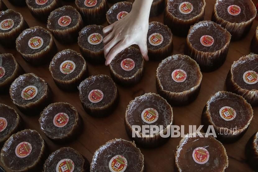 Kue keranjang. Kue keranjang merupakan salah satu makanan khas Imlek.