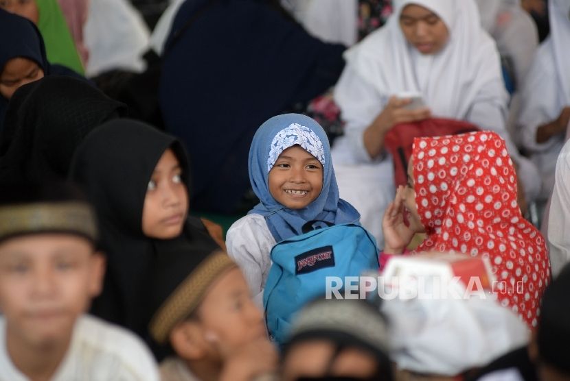 Anak Yatim. Allah dan Rasulullah memerintahkan umat Islam menyayangi anak yatim karena doa mereka mustajab.