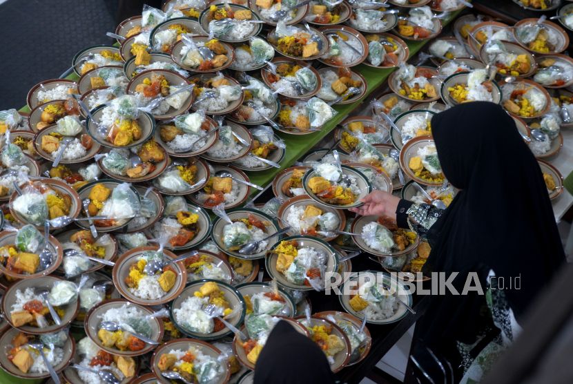 Buka Puasa. Salah satu waktu mustajab berdoa adalah saat buka puasa.