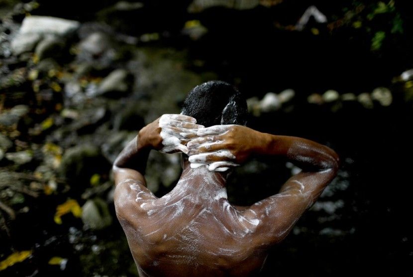 Mandi Junub. Seseorang dalam keadaan junub ketika keluarnya mani dari alat kelamin, dan melakukan jimak atau berhubungan suami istri.