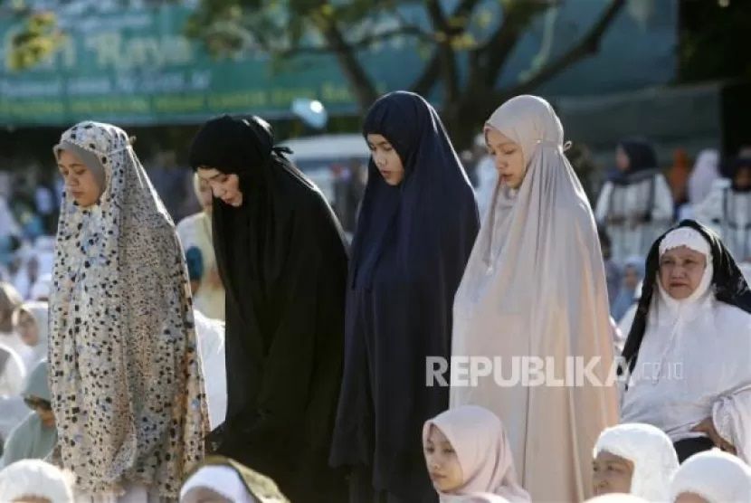 Sholat Wajib. Bagaimana hukum orang yang ikut puasa tetapi tidak sholat wajib lima waktu di bulan Ramadhan?