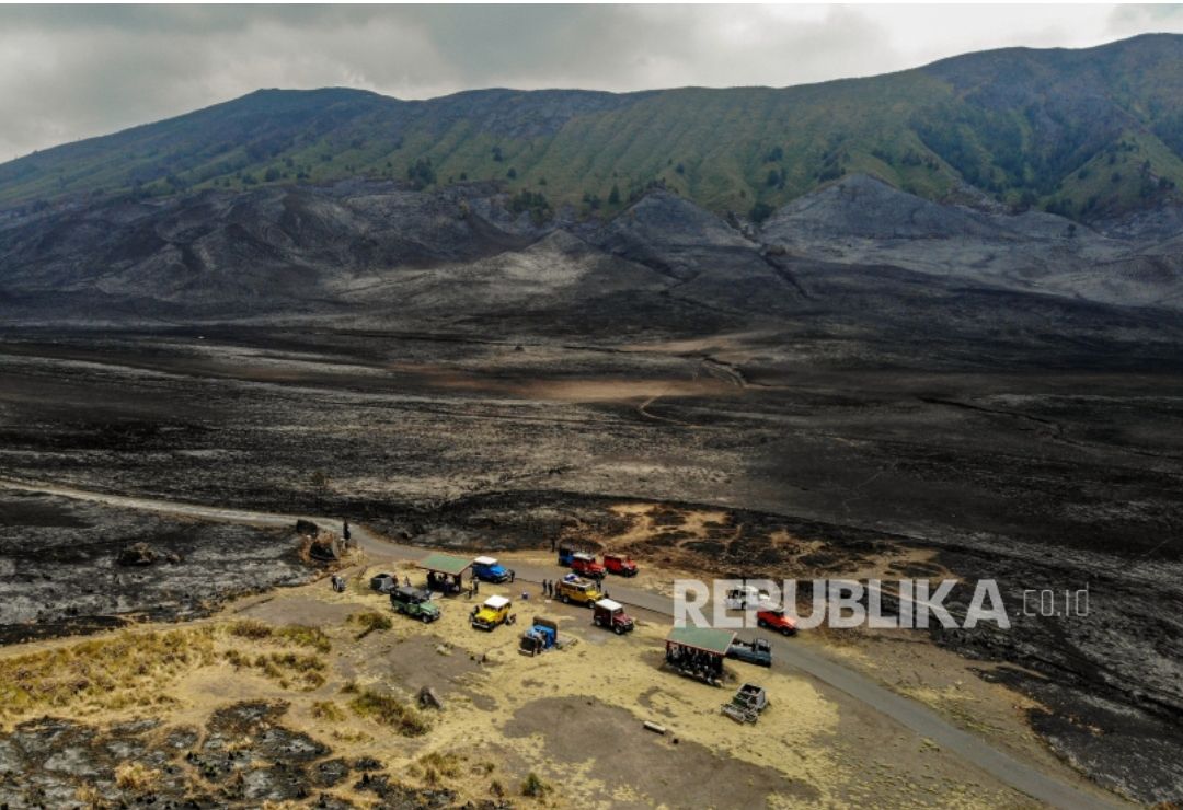 Alun-alun Suryakencana di Gunung Gede Pangrango membeku hingga bersalju. Ada mitos dan kepercayaan tentang Eyang Suryakencana yang menjadi penguasa Gunung Gede. 