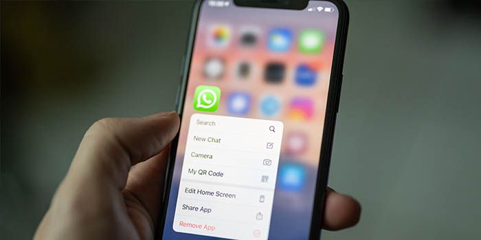 Ilustrasi cara backup data Whatsapp di iPhone.