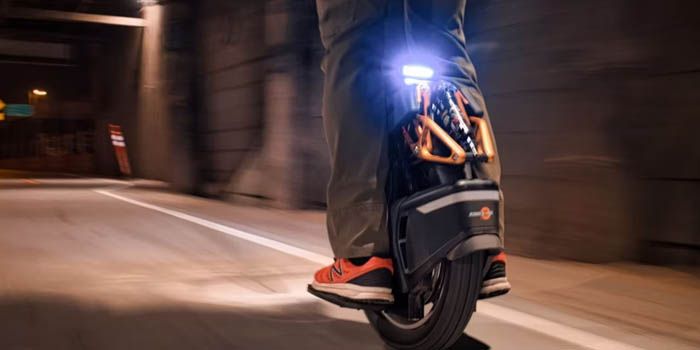 Electric Unicycle EUC atau sepeda monowhel digunakan di jalan raya.