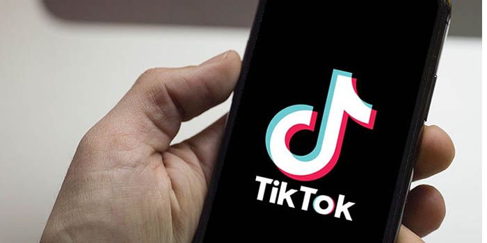 Logo TikTok di HP. Ilustrasi 4 hal yang terjadi saat kita memblokir akun tiktok orang lain.