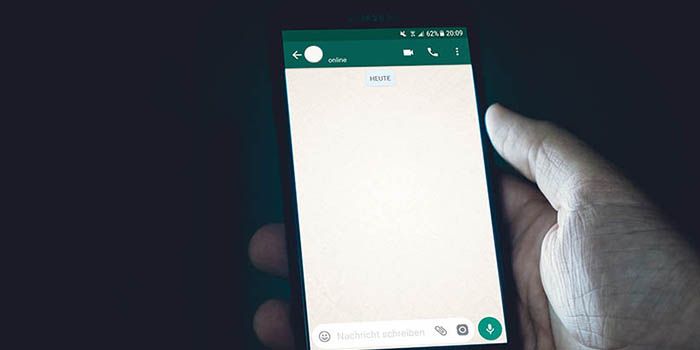 Ilustrasi cara melihat chat WhatsApp yang sudah dihapus di iPhone.