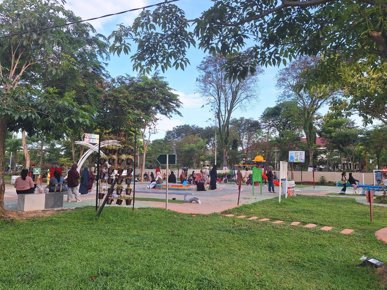 Suasana Taman Tiga Generasi: Jadi Salah Satu Tempat Rekreasi Favorit ...