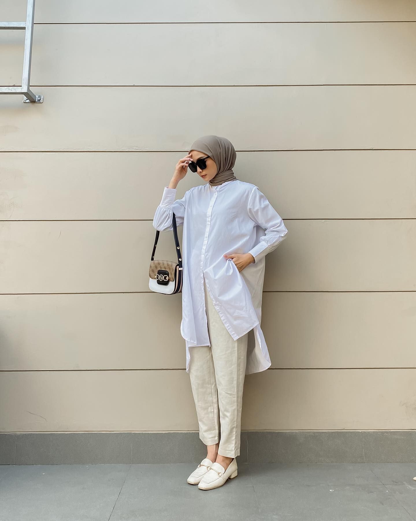 7 OOTD Smart Casual Outfit untuk Wanita Berhijab, Simple! - Indozone Beauty