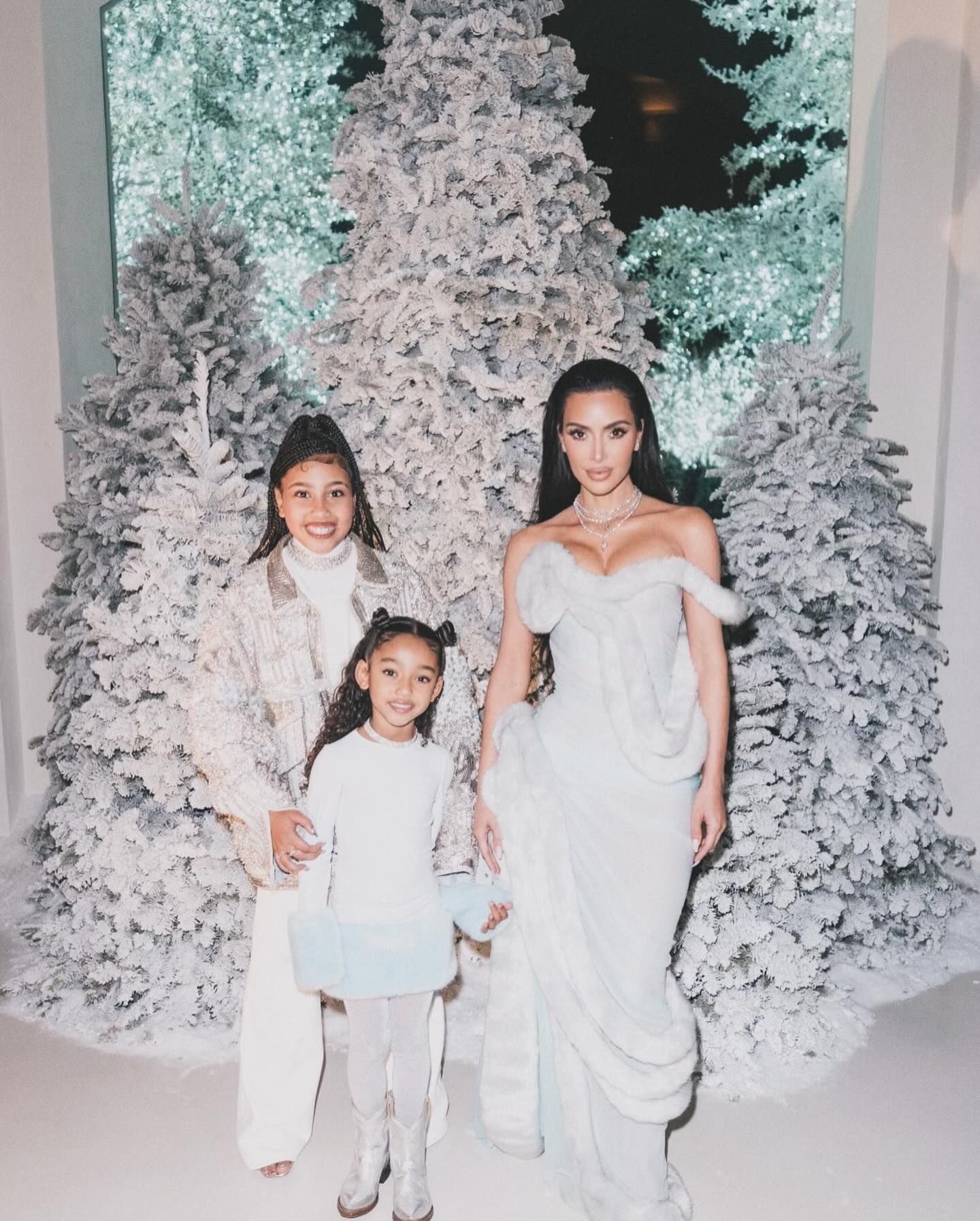 Kim Kardashian Memukau Penggemar dengan Dekorasi Natal Megah - Indozone