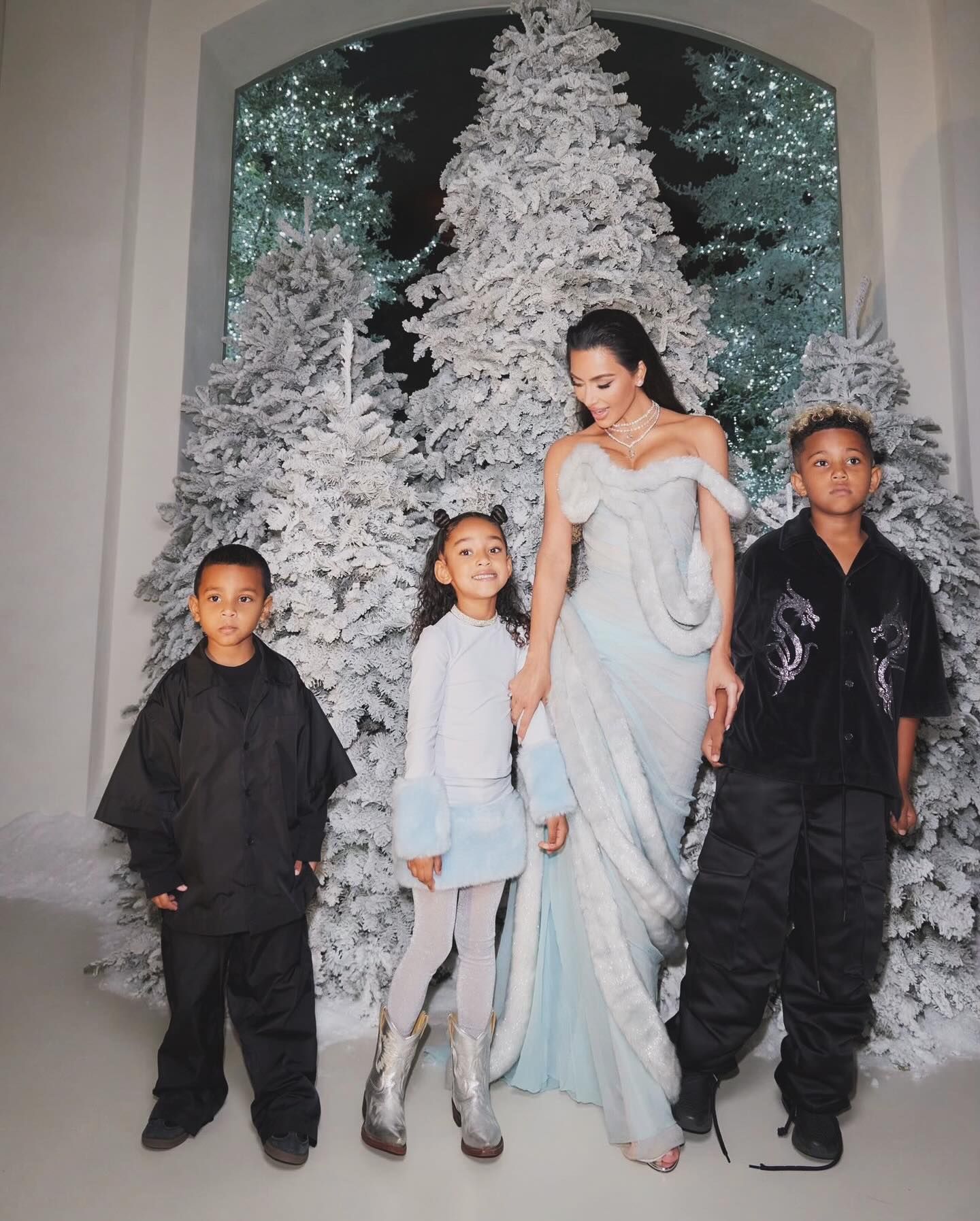 Kim Kardashian Memukau Penggemar dengan Dekorasi Natal Megah - Indozone