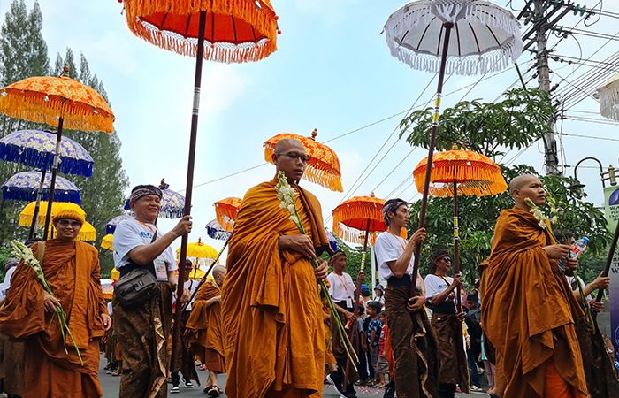 Melalui Kirab Waisak Dari Candi Mendut Hingga Candi Borobudur, Puluhan ...