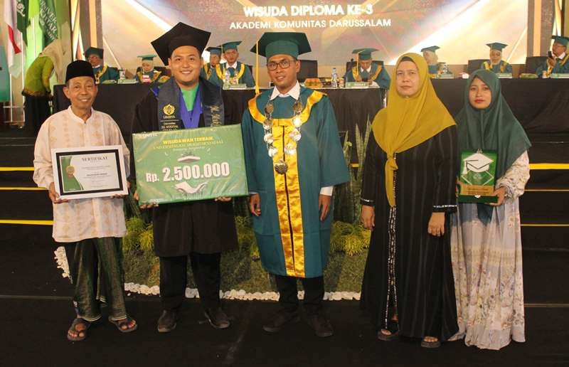 Dr-KH-Ahmad-Munib-Syafaat-tengah-bersama