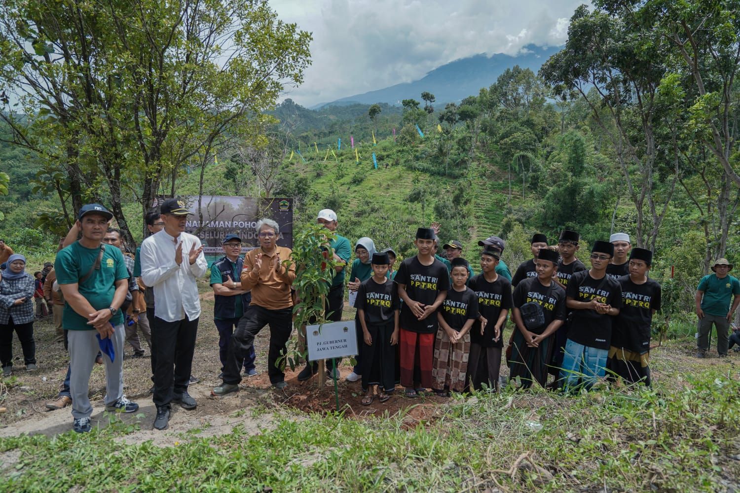 Kementerian Lingkungan Hidup Dan Kehutanan Tanam Pohon Serentak, 2000 ...