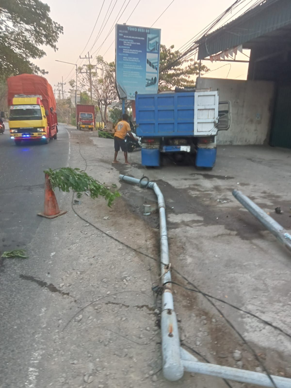 Sopir Mengantuk, Truk Tabrak Tiang PJU Di Buduran Sidoarjo - Radar Sidoarjo