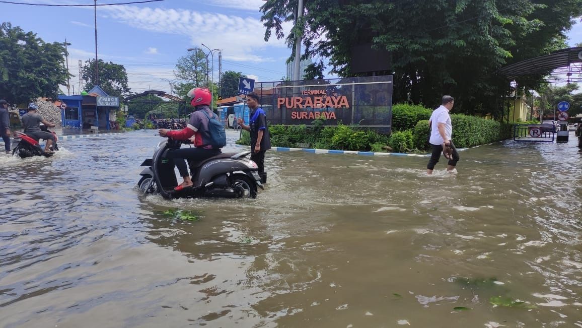 Hujan Deras, Terminal Purabaya Di Sidoarjo Banjir, Ini Foto-Fotonya ...